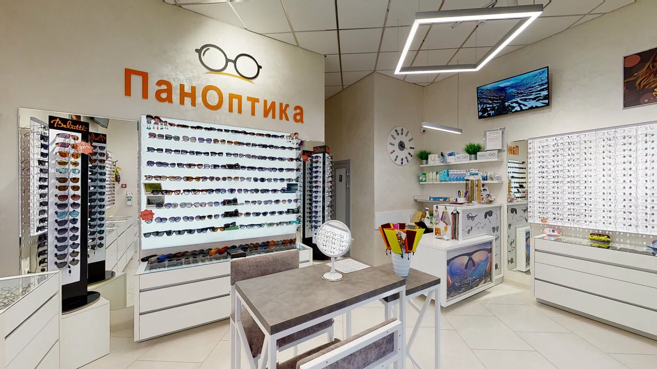 Интерьер салона ПанОптика с оправами и зоной выбора